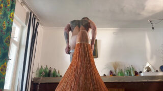 Những cô gái đồng tính nghiệp dư nóng bỏng xăm trổ quan hệ tình dục trần trụi với dương vật to, kèm theo màn oral sex và xuất tinh.