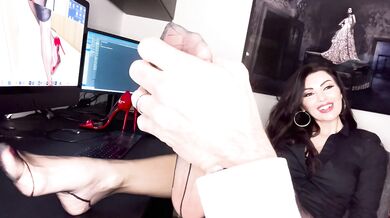 SECRETARY IN NYLON STOCKINGS GETS ON THE DESK