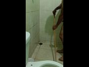 Me hecho un baño con este clima caluroso que hay en mi pueblo.