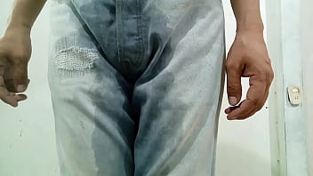Pantalones orinados con dos deliciosos orgasmos lleno de placer y felicidad