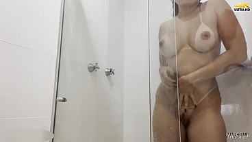 Sai do banho e já tinha uma rola gostosa me esperando para me foder e gozar dentro da minha buceta.