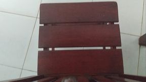 Socando uma na cadeira