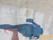 Moglie in costume al mare con il cazzo del bagnino più gustoso del marito cornuto sotto l'ombrellone