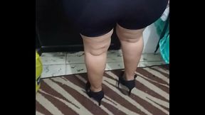 Se&ntilde_ora nalgona en licra brillosa