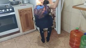 colegiala bien caliente seduce a su padrastro y termina follandola en la cocina