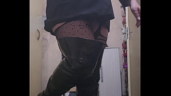 Provando roupa para atender clientes na rua