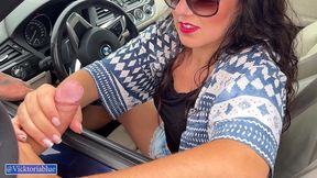 le hago una paja perfecta en su coche al lado de la carretera