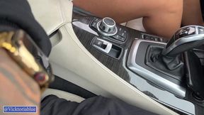 le hago una paja perfecta en su coche al lado de la carretera