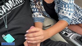 le hago una paja perfecta en su coche al lado de la carretera