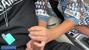 le hago una paja perfecta en su coche al lado de la carretera