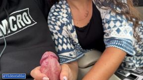 le hago una paja perfecta en su coche al lado de la carretera