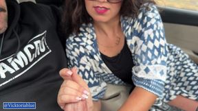 le hago una paja perfecta en su coche al lado de la carretera