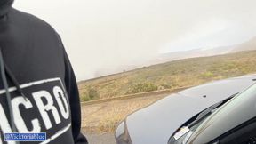 le hago una paja perfecta en su coche al lado de la carretera