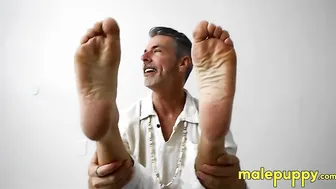 Daddy Richard Lennox enjoys foot worship and toe sucking during yoga session