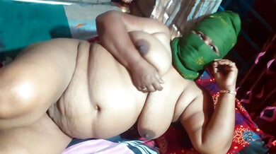 Dark-skinned beauty in green mask gets a facial cumshot from her friend