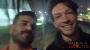 macho loiro gostoso senta a rola sem do no fernando brutto em pleno centro da cidade, na rua.