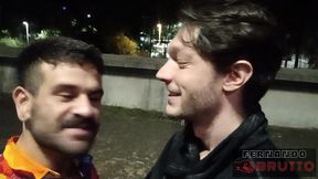 macho loiro gostoso senta a rola sem do no fernando brutto em pleno centro da cidade, na rua.
