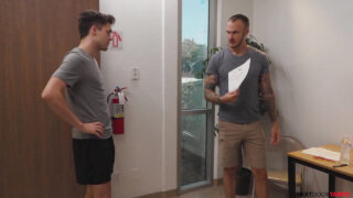 Sexo oral, ejaculação, sem camisinha – Vídeo POV hardcore dos amadores Christian Wilde e Troye Dean, com pau grande sendo fodidos analmente.