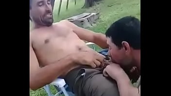 Hombre mayor hace sexo oral a amigo