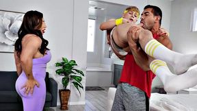 Bisex muscled MILF facesitting in 3some after head