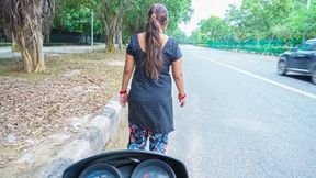Desi prostitute- (Dhandhe wali) bhabhi dealing for Fuck with Client on road, she fucked by him in Doggystyle with HINDI Audio.