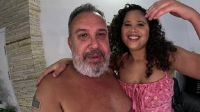 a novinha sente o poder da madeira no rabo