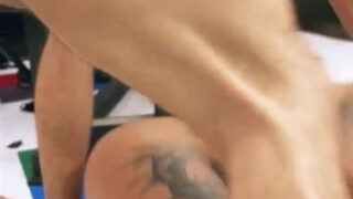 อสุจิพุ่งออกมา, หลั่งบนใบหน้า, เซ็กซ์หมู่ – สาวสักลายมีเซ็กซ์ทางทวารหนักแบบรุนแรง