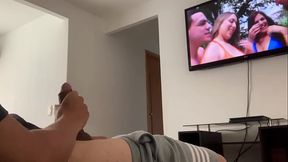 Pens&eacute_ que estaba solo en casa pero resulta que mi madrastra me estaba esp&iacute_ando mientras me masturbaba en la sala de estar