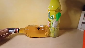 Botella de lima con pito se folla al Licor43 y lo domina como la perrita que es