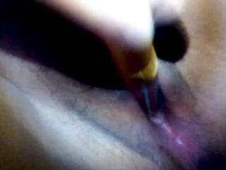 se masturba y se moja, tiene un pussy pequeña y virgen