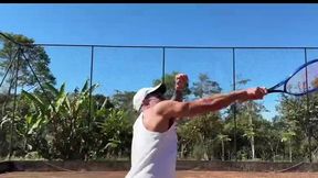 fui jogar tenis e o clima esquentou. comi meu parceiro na quadra mesmo.