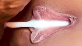 MILF's kut zit vol met pulserende lul en vers sperma.
