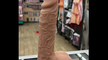 Dildo vibrador recargable mostrado a detalle