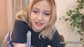 Blonde Chick Fucks Her Pussy on Cam