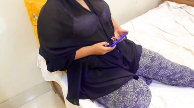 فتاة عربية مسلمة جذابة تشاهد فيديو إباحي على هاتفها في سرير الجنس - hot girl