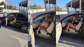 total exhib je me deshabille entierement nue dans la voiture portiere ...