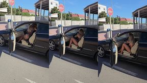 total exhib je me deshabille entierement nue dans la voiture portiere ...