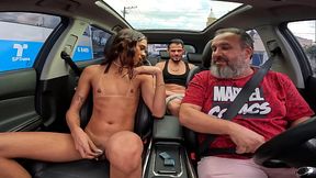 Trans dotada com 24 centimetro de Neca faz a festa nas ruas dentro da carona - Alice Tapajos