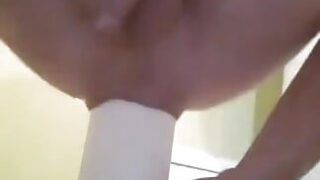 Gay amatörs explosiva sprutande orgasmer under djup anal fisting