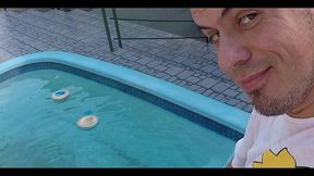 peguei a dinnigata ao ar livre, na beira da piscina e gozei 2 vezes...