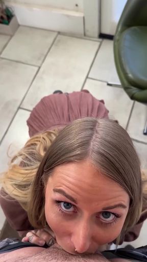 Young white teen gets a facial from her boyfriend in homemade video