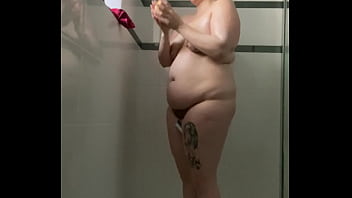 Une vid&eacute_o minutes sous la douche . Glisse toi comme une petite souris pour...