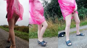 in regencape, strumpfhose und latschen im nieselregen