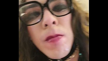 Travesti saboreando semen en la boca