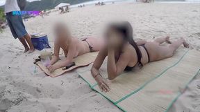 me exibindo com a minha amiga thay para o vendedor de queijo na praia...