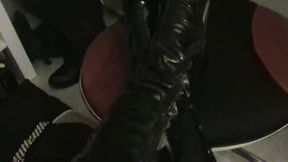 branlette sur mes cuissardes vernies...une petite video ou je te montre mes ...