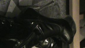 branlette sur mes cuissardes vernies...une petite video ou je te montre mes ...