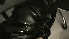 branlette sur mes cuissardes vernies...une petite video ou je te montre mes ...