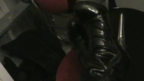 branlette sur mes cuissardes vernies...une petite video ou je te montre mes ...