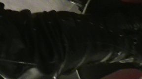 branlette sur mes cuissardes vernies...une petite video ou je te montre mes ...